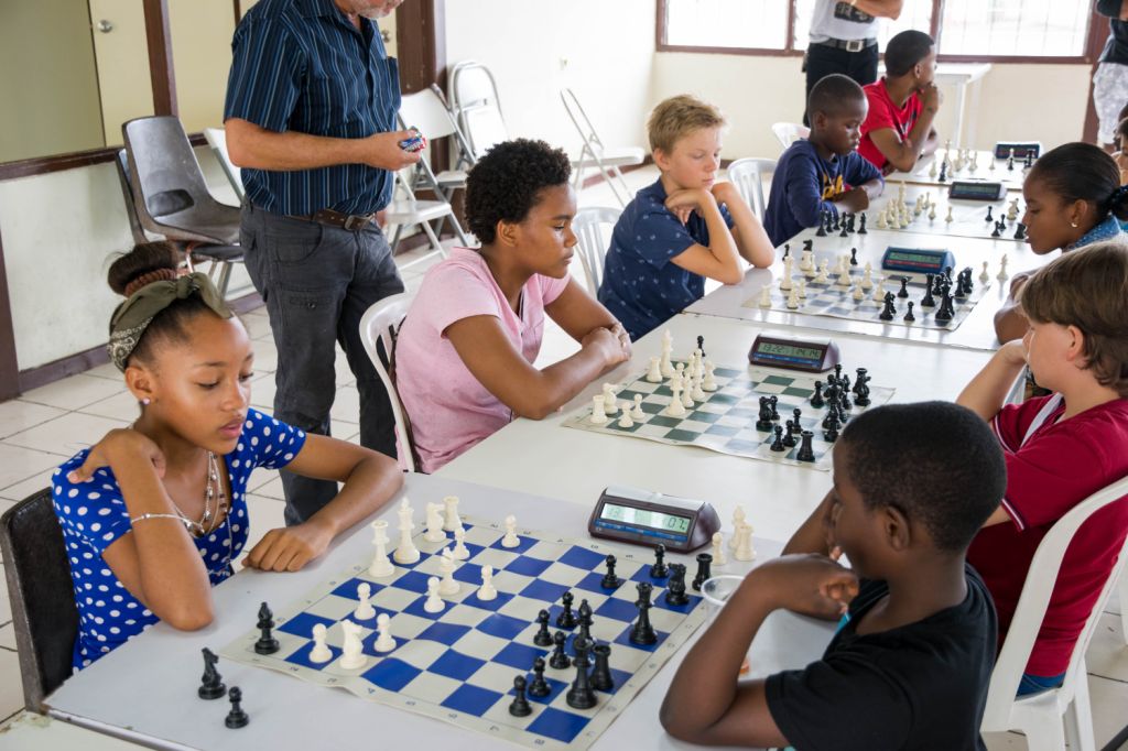 Banco di Caribe i Curaçao Chess Academy  un laso di koperashon ku a duna su frutanan