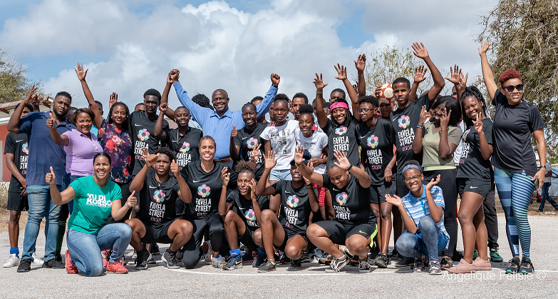 Favela Street ta krea un generashon nobo di role model ku poder di futbòl di kaya.