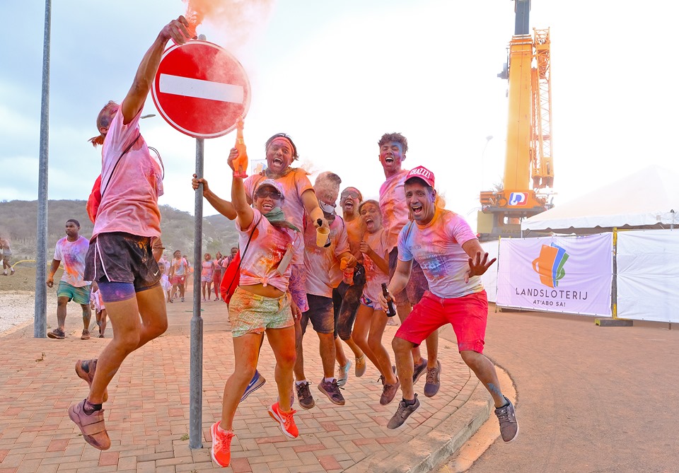 LANDSLOTERIJ SU PROMÉ PARTISIPASHON NA COLOR WALK, KU PRESENTASHON LIVE DI DONGO,TABATA UN ÉKSITO TOTAL.