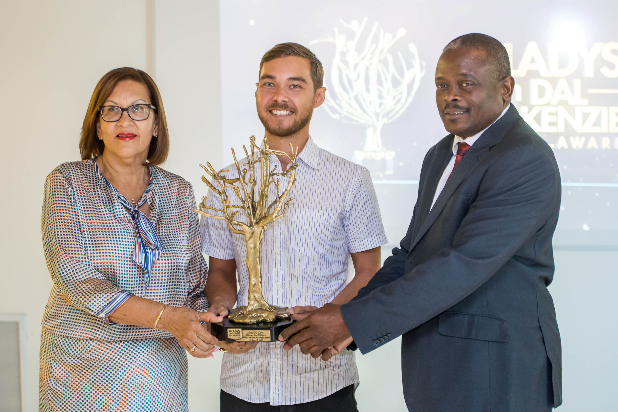 Selikor ta otorgá di dos edishon di Gladys van Dal Mc Kenzie Award na Hofi Cas Cora