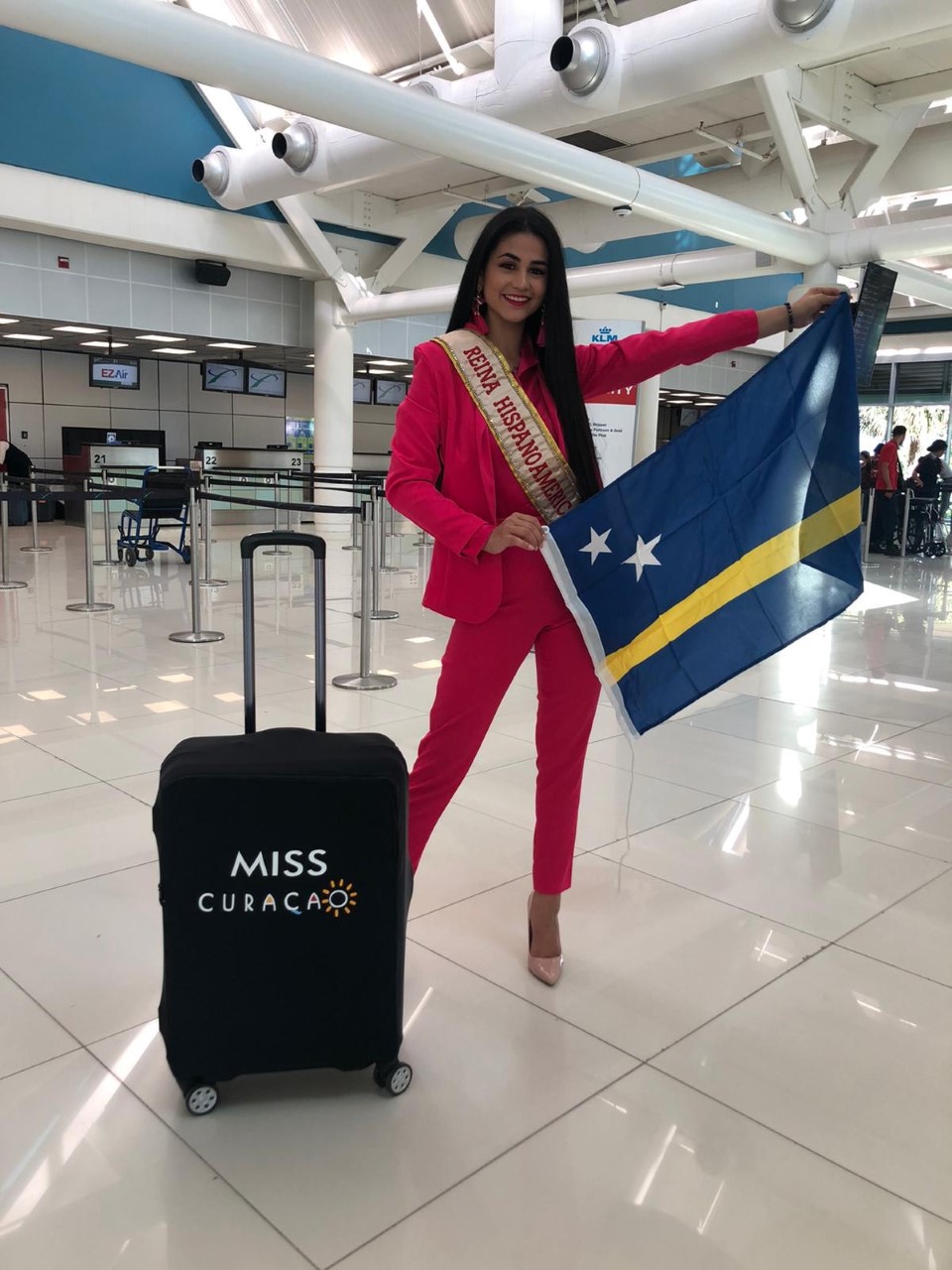 Tiffany de Freitas Brás a biaha pa Santa Cruz Bolivia pa Representá Kòrsou na Reina Hispanoamericana.