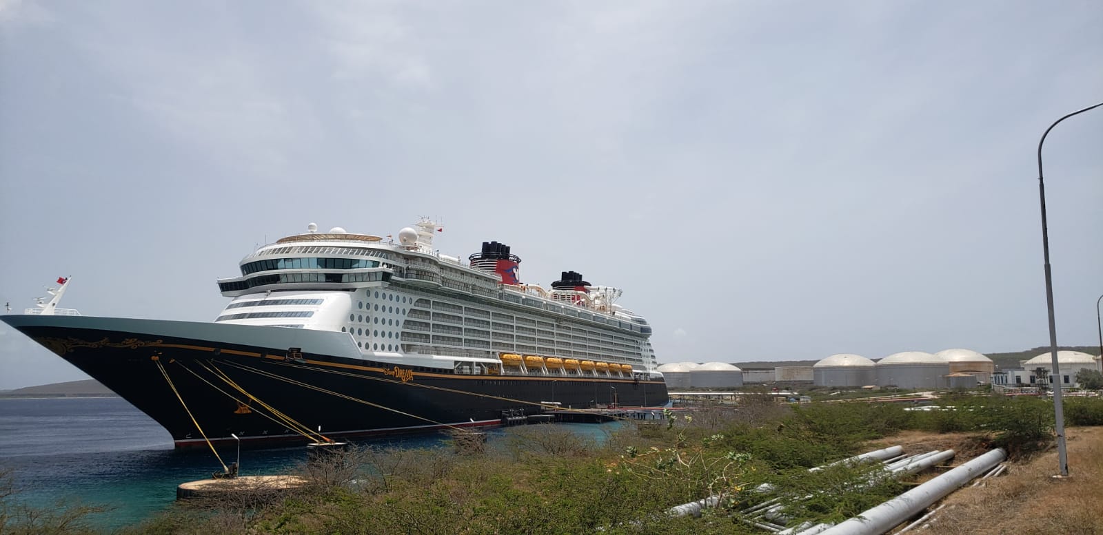 DISNEY DREAMS TA PROMÉ BARKU DI TURISTA KU TA MARA NA BULLENBAAI KOMO BASE TEMPORAL