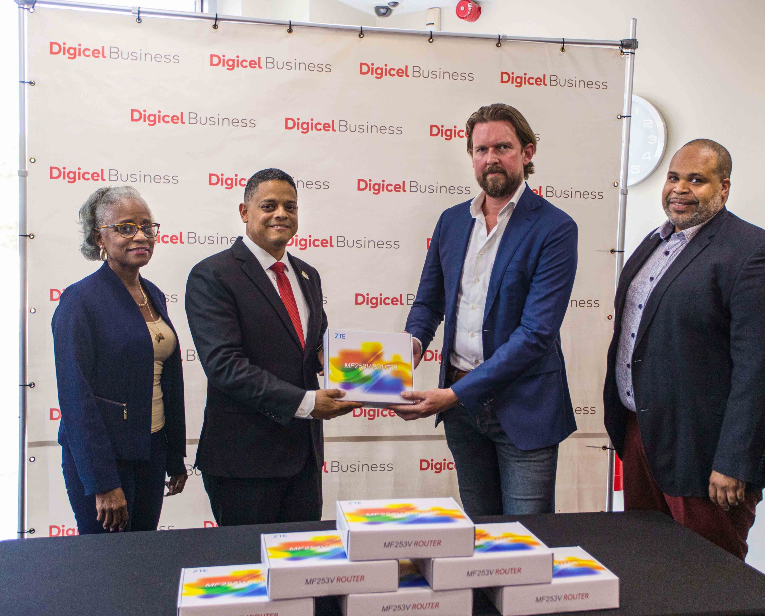 Digicel ta firma MoU ku Gobièrnu di Kòrsou pa proyekto piloto ‘Digital Classroom’