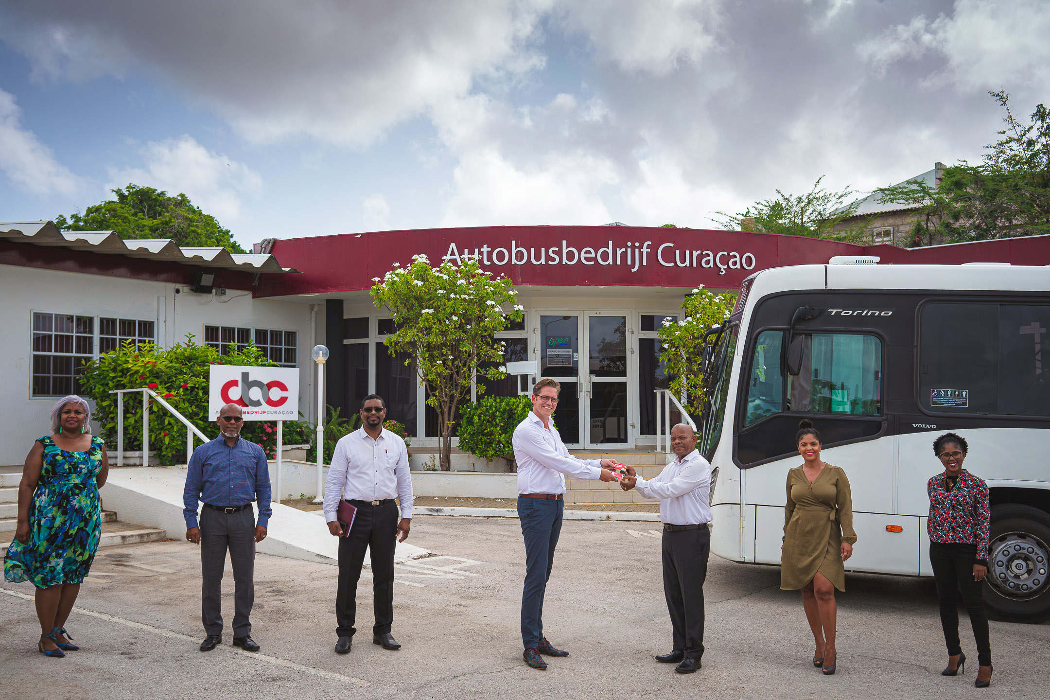 Un-dos-tres spar i troka Fun Miles na Autobusbedrijf Curaçao