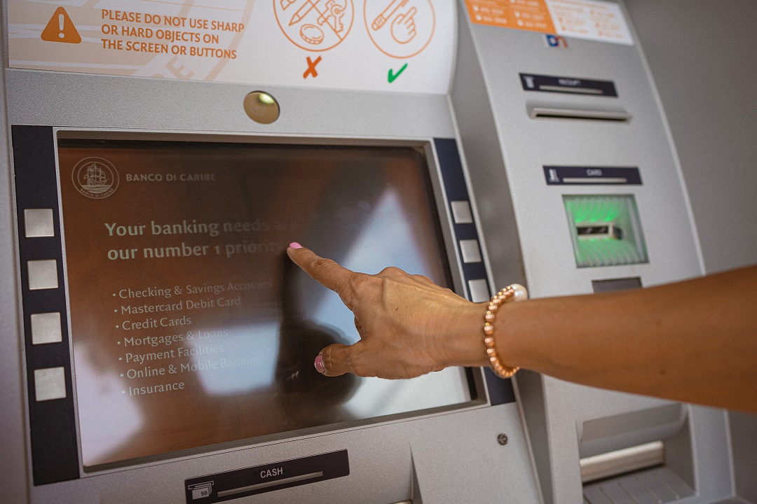 Banco di Caribe a sigui ku instalashon di ATM nobo