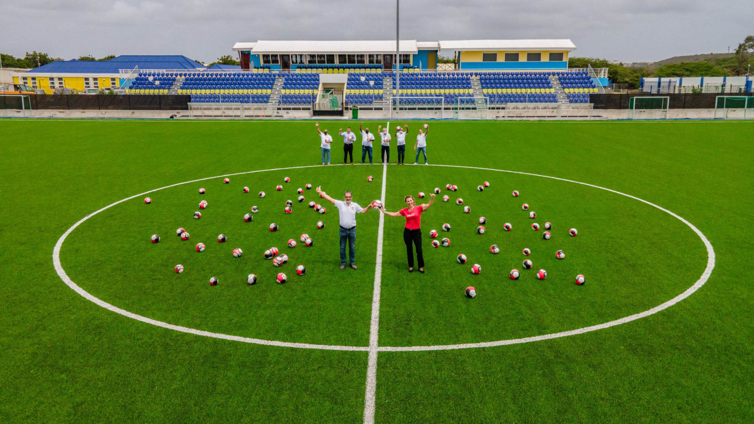 Coca-Cola ta start su EK kampaña ku donashon na Federashon Futbòl Kòrsou su di 100 aña